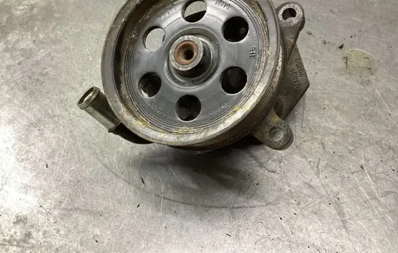 Chrysler 300 - 300C Power steering pump 51630P