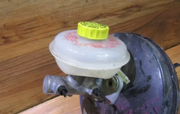 Audi A6 S6 C5 4B Master brake cylinder