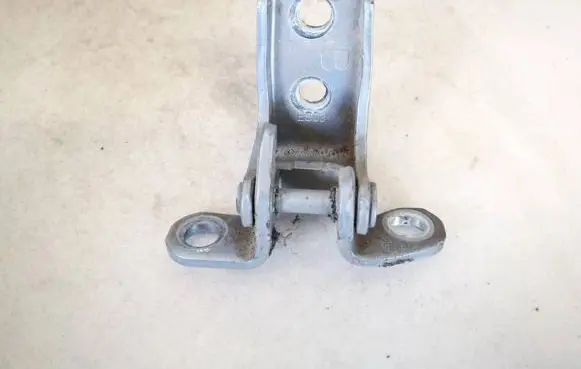 Honda CR-V Rear door lower hinge