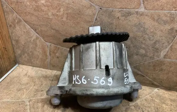 Mercedes-Benz CLS C218 X218 Engine mount bracket A2122403817