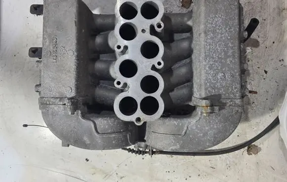 Land Rover Range Rover P38A Intake manifold LKB108480