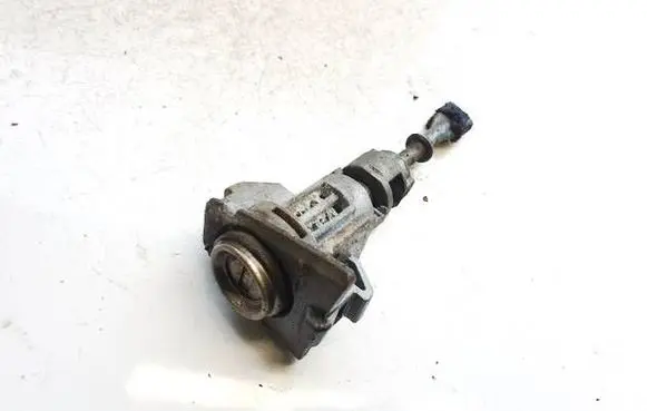 KIA Ceed Front door lock (next to the handle) 49ddr