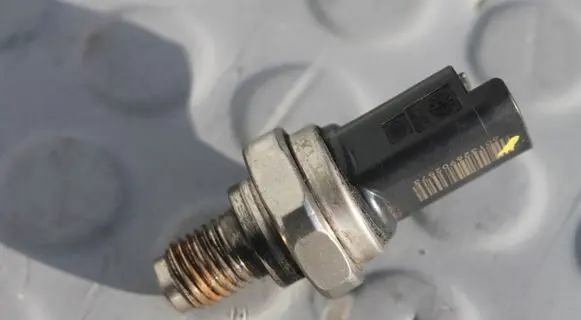 Nissan Juke I F15 Fuel pressure regulator A2C2000531