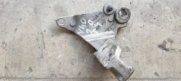 Volvo V40 Engine mount bracket