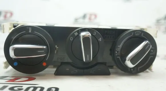 Audi A1 Climate control unit 8X0820045A