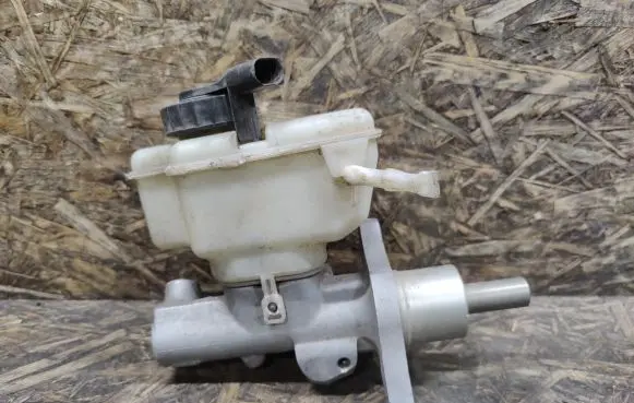 Volkswagen Golf Plus Master brake cylinder 1K1611301C 1K0945459