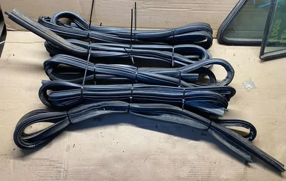Volkswagen Golf II Rubber seal sliding door (on door) 