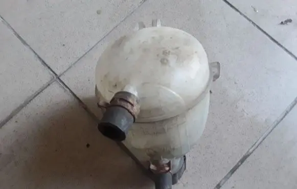 Dacia Sandero Coolant expansion tank/reservoir 8200766826