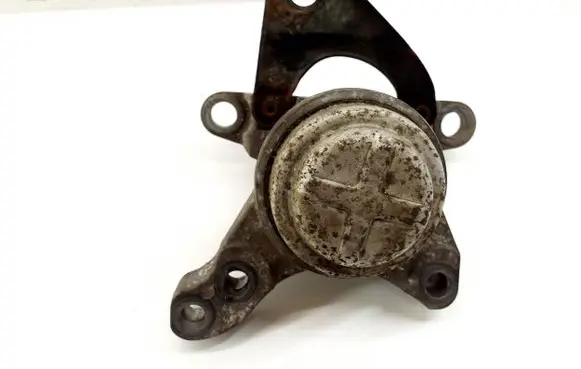 Volvo S60 Engine mount bracket