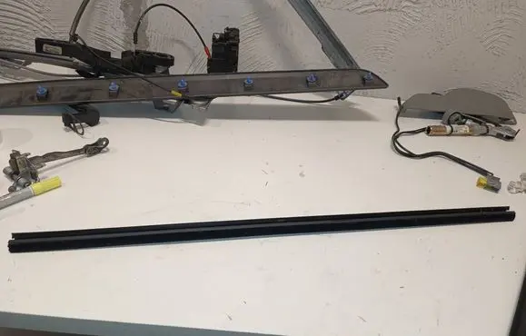 Renault Kangoo II Front door windshield rail 