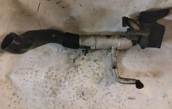 Volvo V50 Turbo air intake inlet pipe/hose 3M519A673