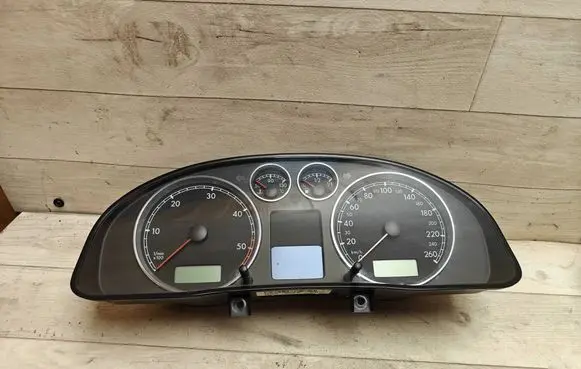 Volkswagen PASSAT B5.5 Speedometer (instrument cluster) 3B0920826A