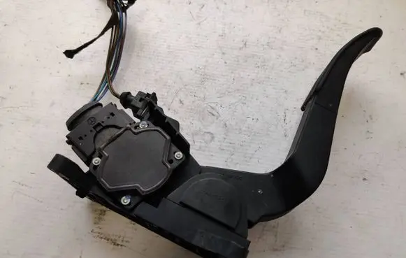 Mercedes-Benz Vito Viano W639 Accelerator throttle pedal A9013000504 0281002337 382401939