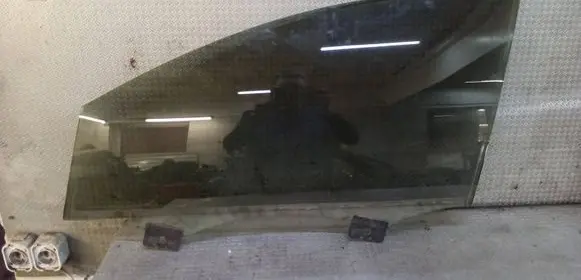 Audi Q7 4L Front door window glass four-door