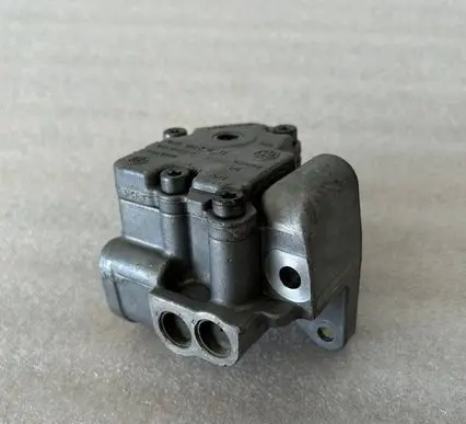 Volkswagen PASSAT B6 Oil pump 03L115105D