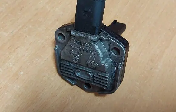 Volkswagen PASSAT B6 Oil level dip stick 1J0907660C