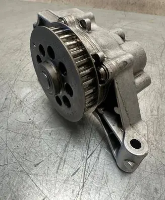 Volkswagen Crafter Oil pump 03L115203