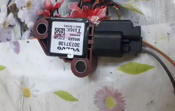 Volvo V50 Airbag deployment crash/impact sensor 30737138