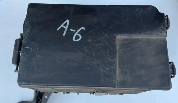 Audi A3 S3 A3 Sportback 8P Battery box tray 1K0915383B