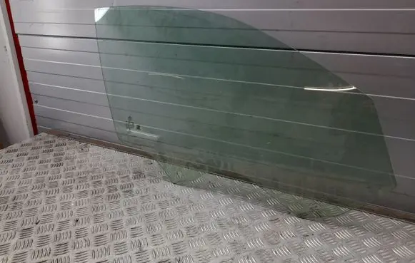 Alfa Romeo Stelvio Front door window glass four-door