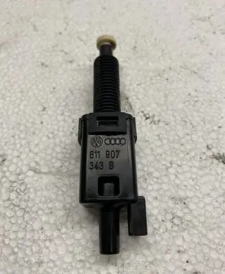 Audi A6 S6 C5 4B Brake pedal sensor switch 811907343B
