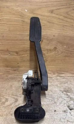 Volvo V70 Accelerator throttle pedal 30636003