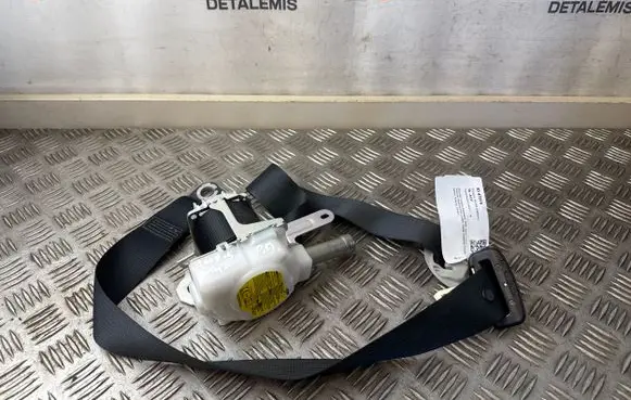 Toyota Auris E180 Front seatbelt N088631 7P1770P