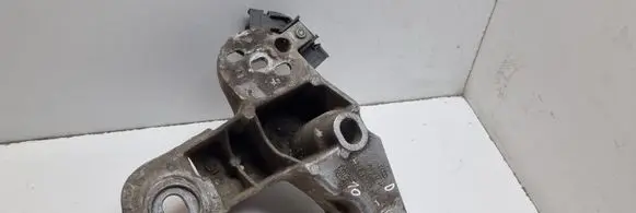 Audi A4 S4 B7 8E 8H Engine mounting bracket 8E0199352
