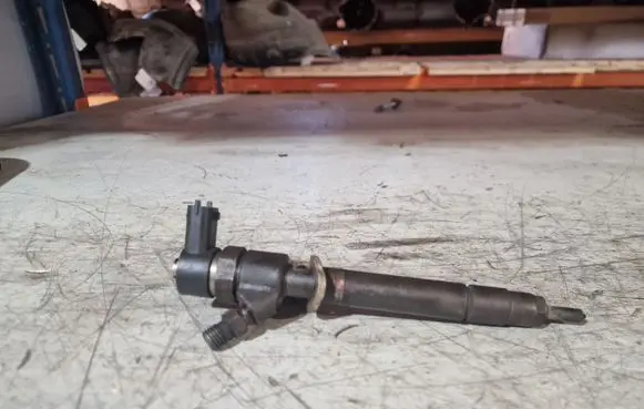 Volvo XC90 Fuel injector 30750283