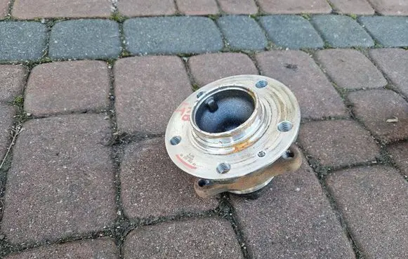 Citroen Berlingo Rear wheel hub 9820098380