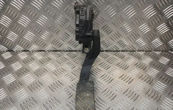 Audi A4 S4 B5 8D Accelerator throttle pedal 8D1723523