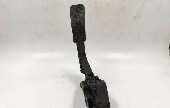 Accelerator throttle pedal