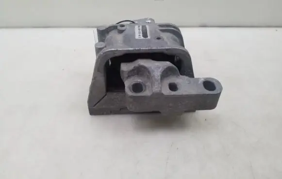 Volkswagen Golf V Engine mount bracket
