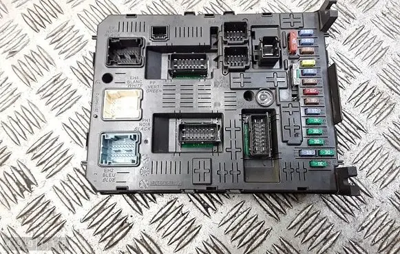 Citroen C5 Fuse module 9666895680