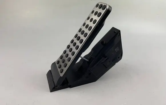 Accelerator throttle pedal