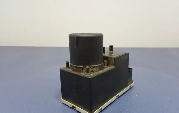 Audi A4 S4 B5 8D Central locking vacuum pump 8D0862257C