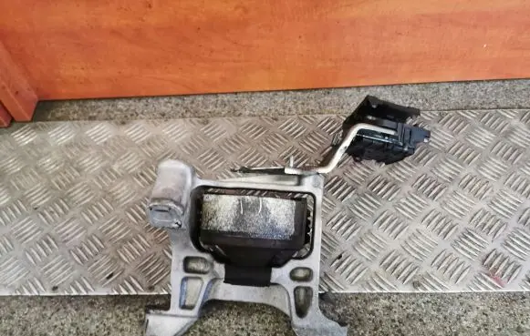 Mazda 6 Engine mount bracket GJ1111111116