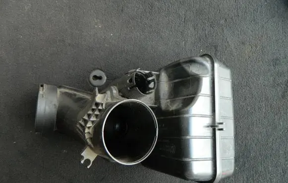 BMW 5 F10 F11 Intake resonator 8512249