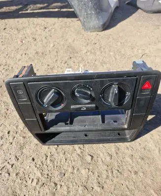 Volkswagen PASSAT B5 Climate control unit 3355