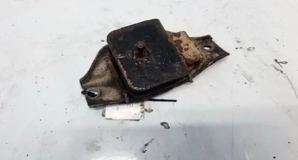 Subaru Legacy Engine mount bracket 