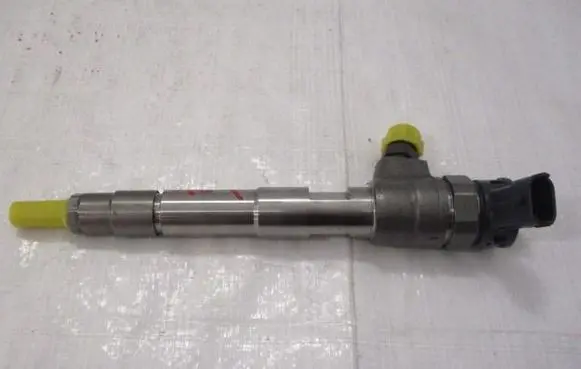 Nissan 620 Fuel injectors set 8201636333 0445110800