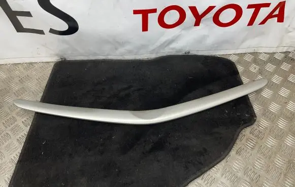 Toyota Prius (XW20) Front bumper upper radiator grill 5271147010