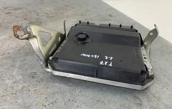 Toyota Avensis T270 Engine control unit/module 8966105K50