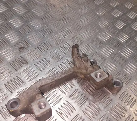Gearbox mounting bracket