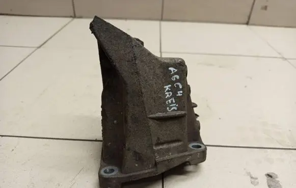 Gearbox mounting bracket