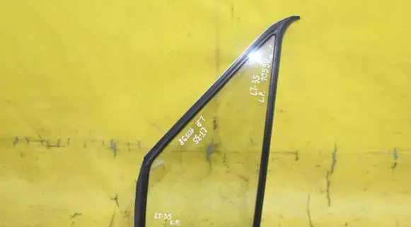 Volkswagen II LT Front door window glass four-door