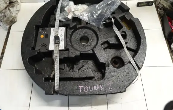 Volkswagen Touran II Tool box 1T0012109