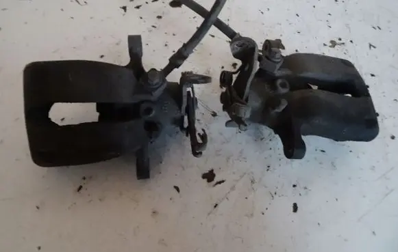 Opel Insignia A Rear brake caliper