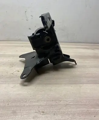 Toyota Yaris Engine mount bracket