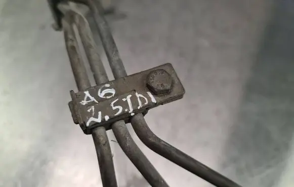 Audi A6 S6 C5 4B Fuel injector supply line/pipe 